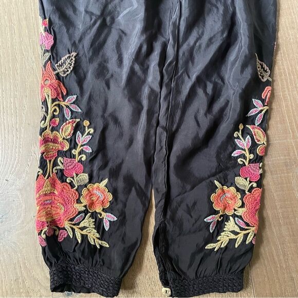 Johnny Was Black Floral Embroidered Pull-On Crop Jogger Women's Hipster Pants - Picture 5 of 8